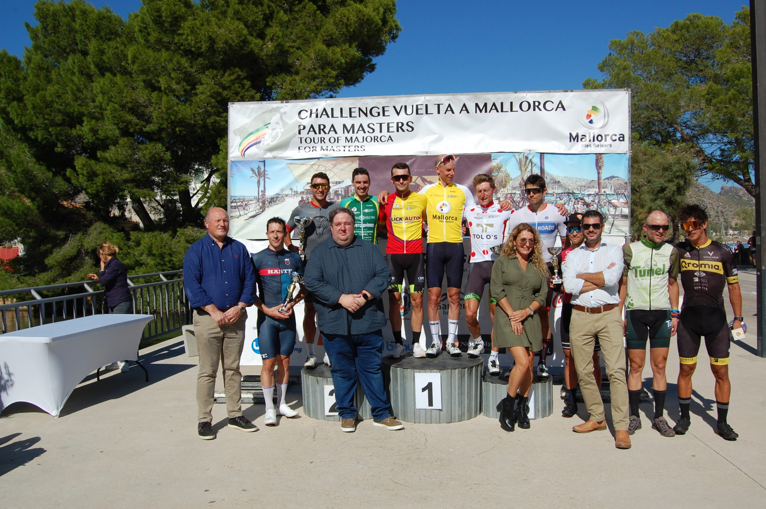 Óscar Negrete, in Masters 50-60, and Chris McNamara, in Masters 30-40, winners of the Challenge